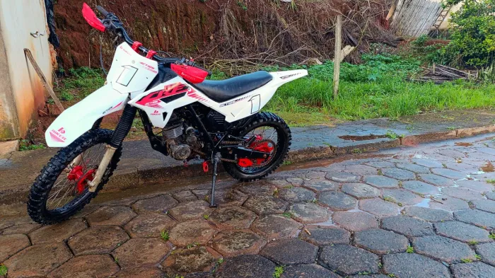 Moto de trilha preparada