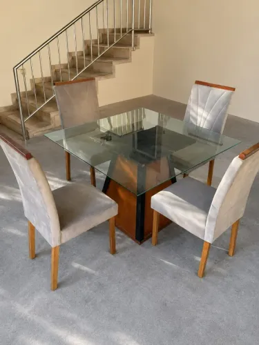 Conjunto Mesa de Jantar Quadrada com Tampo de Vidro + 4 Cadeiras Estofadas