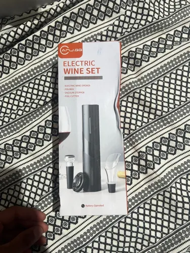 Electric Wine Set é um kit sommelier completo com abridor de vinho elétrico a pilha