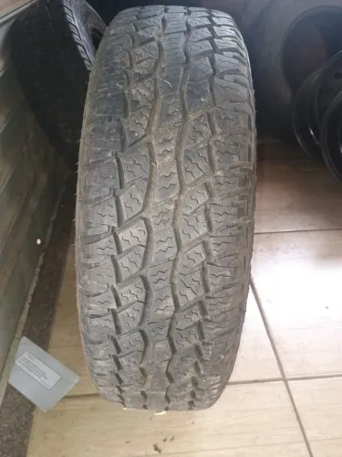 Pneu semi novo