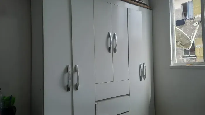 Guarda- roupas amplo com 3 portas e 3 gavetas branco