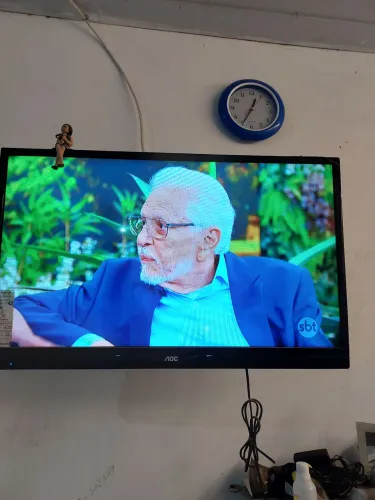 TV  AOC 32 Polegadas,  semi nova, ideal para assistir aos jogos da Copa. 