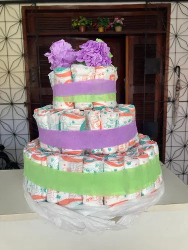 Bolo de fraldas excelente e completo para chá de fraldas / bebê.