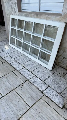 Par de Folhas de Porta / Janela Colonial em Madeira com Vidros (2,30m X 1,30m cada)