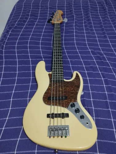 Baixo Jazz Bass 5 cordas 