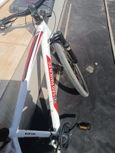 Vendo bike alumínio e 21 marchas, freio a disco