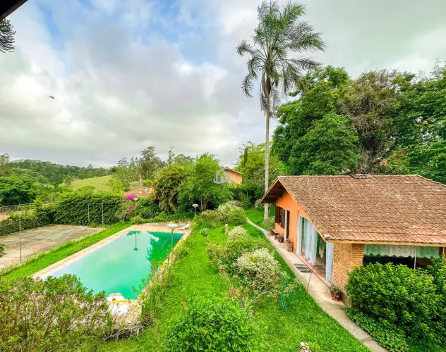 LINDA CASA PARA VENDA - EMBU DAS ARTES 5 MINUTOS DO CENTRO.