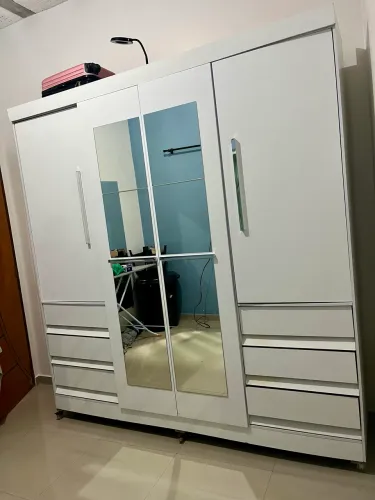Guarda-roupa de casal com rodinha
