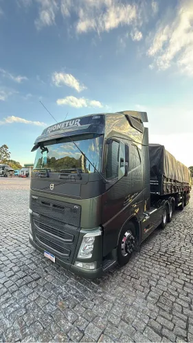 Volvo FH engatado carreta 4 eixo 