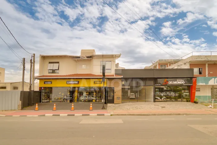 PREDIO COMERCIAL E RESIDENCIAL COM AMPLO APARTAMENTO + 4 SALAS COMERCIAIS TÉRREAS