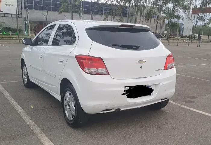 Chevrolet Onix Hatch LT 1.0 8V Flex Power Mec. 4P 2015