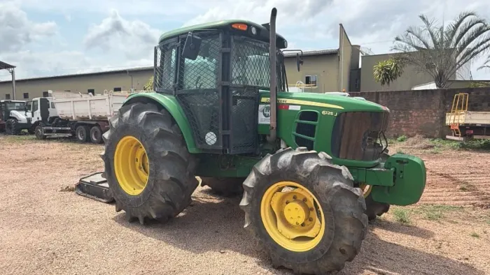 Trator Agrícola John Deere 6125J 4x4 - 2.517 Horas