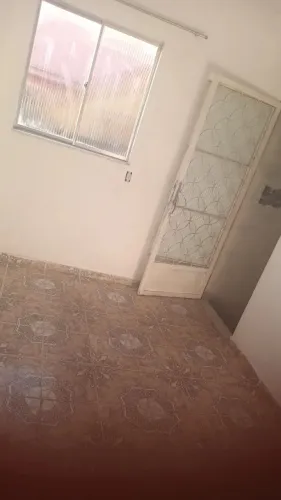 Casa Sobrado, com quarto, sala, cozinha e banheiro em vila tranquila. Longe de comunidade