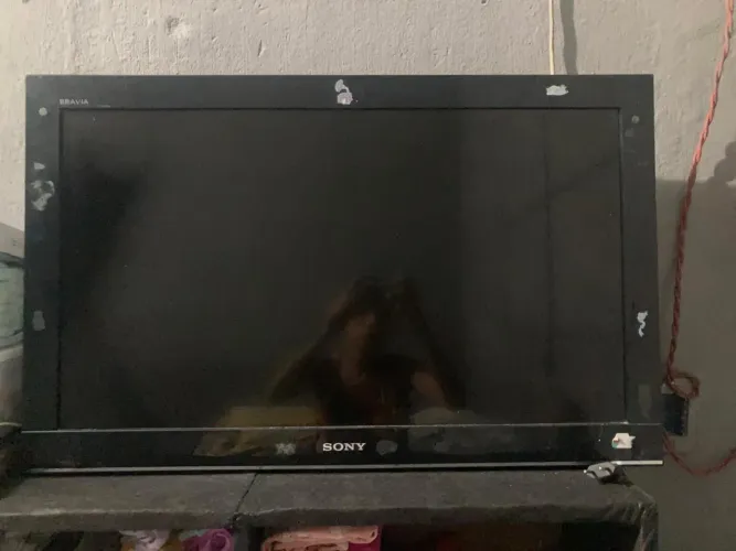 Vendo tv de 32  polegadas semi nova funcionando perfeitamente 