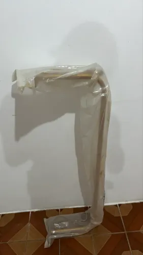 Arara dourada para roupas