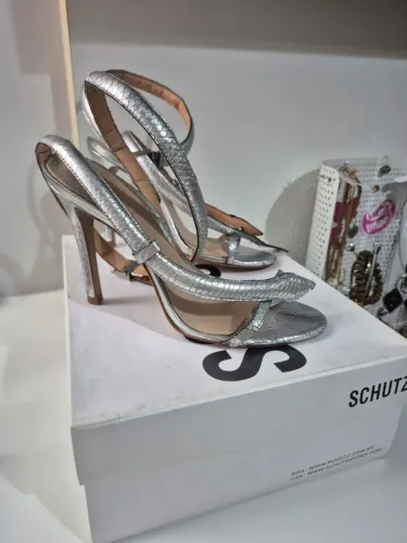 Sandália prata da Schutz nº 35