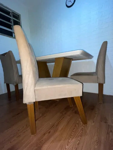 Mesa de vidro com base de madeira, e conjunto de 4 cadeiras