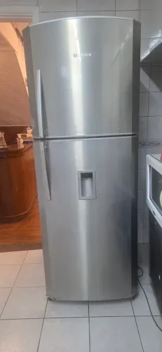 Geladeira Bosch inox com dispenser de água