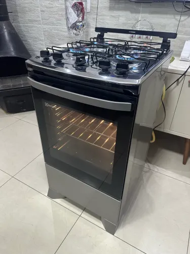 Fogão Electrolux 4 bocas semi novo , aceito cartão.