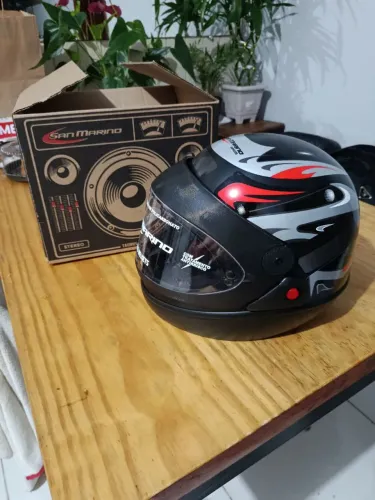 Capacete Novo na caixa número 56