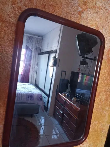 Vendo espelho de cristal com moldura em madeira mogno para salas copas espelho grande