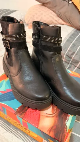 Vende-se bota. 