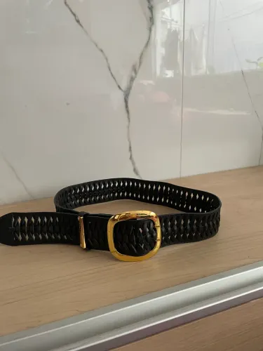 Cinto cintura alta preto em couro largo