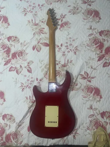 Guitarra vermelha Peavey Raptor Plus