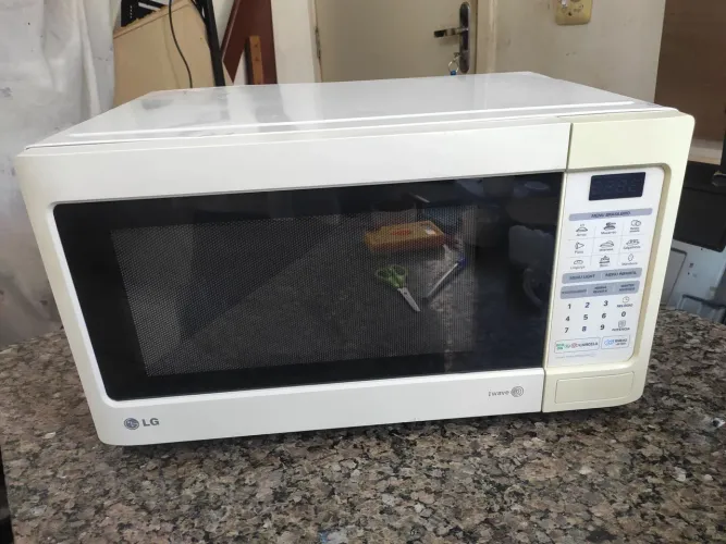 Microondas LG 30 litros, com garantia de 3 meses.