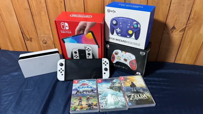 Nintendo Switch OLED Desbloqueado + 3 jogos mídia física + 2 controles