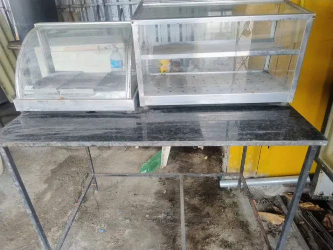 Mesa de marmore e 2 estufas 
