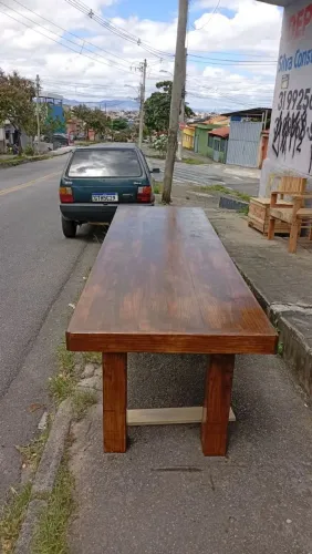 Mesa rústica de madeira