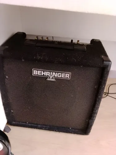 Vendo amplificador de teclado ou guitarra BEHRIGER