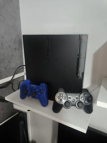Playstation 3 Super Slim com 2 controles