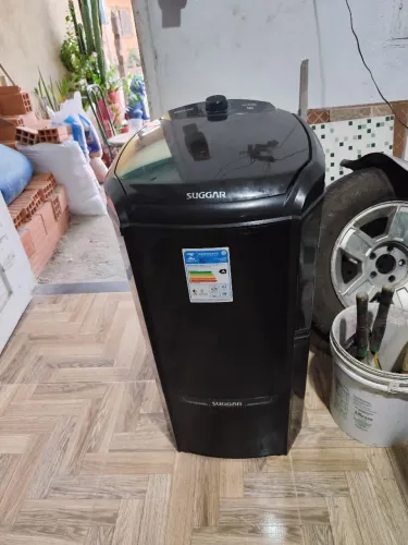 Vendo um tanquinho de lavar roupa sugar 16k funcionando perfeitamente. ZAP *