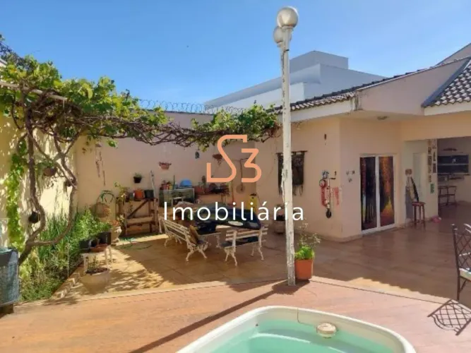 Imóvel de alto padrão no Jardim Karaiba: 3 quartos, 3 suítes, 3 salas, 4 banheiros, 2 vaga