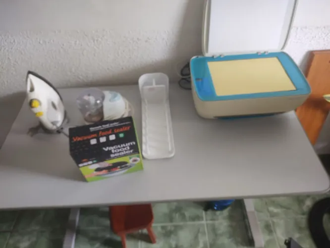 Mesa + ferro triturador porta colher e uma impressora