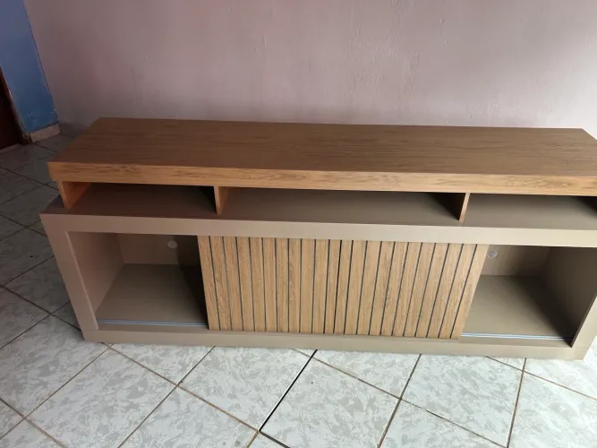 Bancada ou Rack com Rodízio Sala Navel Freijó