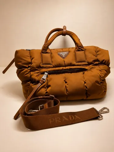 Bolsa Prada original, modelo Tessuto Bomber B2636M, na cor Corinto, marrom/caramelo.