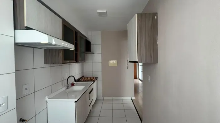 Cozinha semi nova, armários e pia