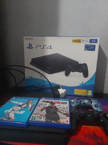 PS4 Slim 1TB + 2 controles + FIFA 19 + NBA.