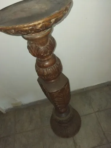 Coluna, em madeira,  trabalhada em relevo. 