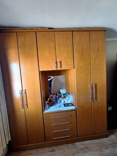 Armário de Quarto , com gavetas embutidas nos dois lados e espelho no meio