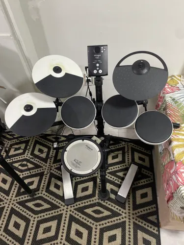 Bateria Roland TD-1 com músicas