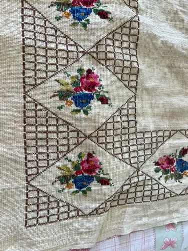Toália de mesa bordada
