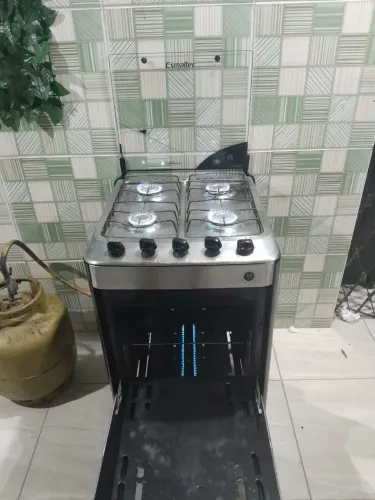 Vende-se fogão esmalte de inox funcionando as 4 bocas e forno perfeitamente 