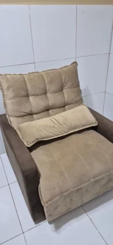 Poltrona reenclável elegante e confortável.