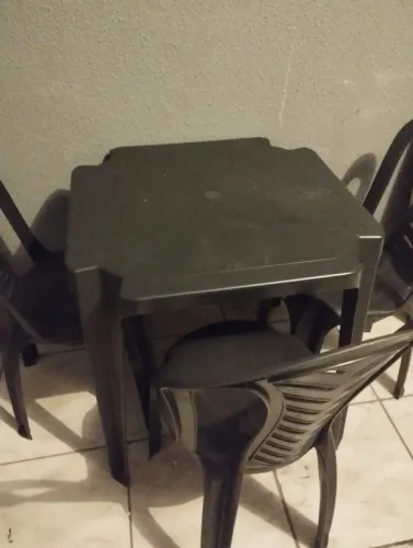 Mesa de plástico com 3 cadeiras