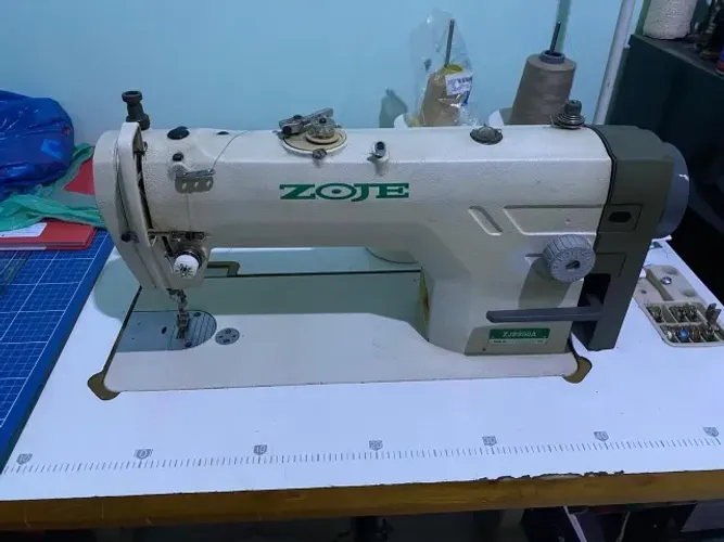 Máquina de Costura Industrial Zoje Bivolt - Excelente Estado