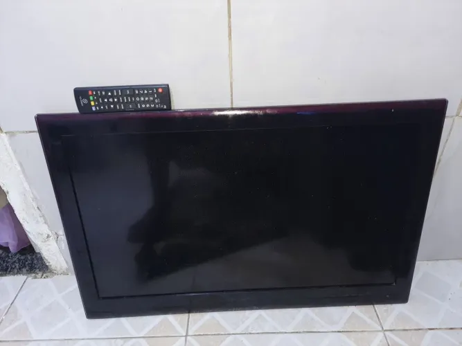 Vendo televisão com defeito